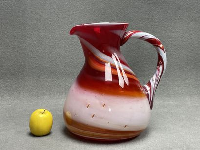 Grand pichet en verre soufflé rouge et blanc.
H:...