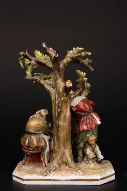 Groupe en porcelaine représentant un couple...