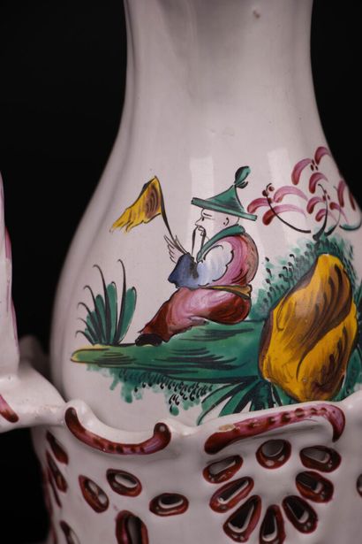 Huilier vinaigrier en faïence décor au Chinois
21...