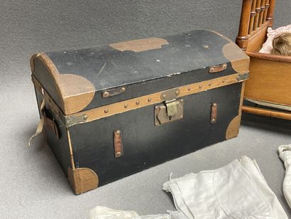 Poupée Unis France 301 taille 4 , avec malle...