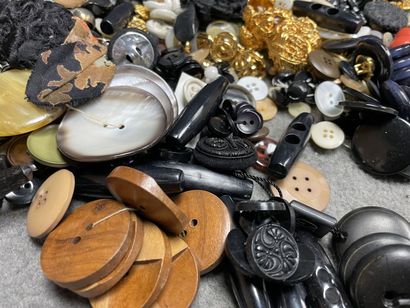 Important lot de boutons de couture.