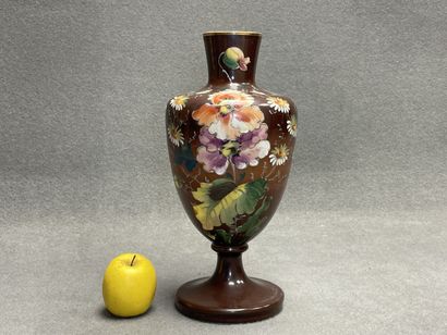 Vase sur piédouche en opaline à décor de...