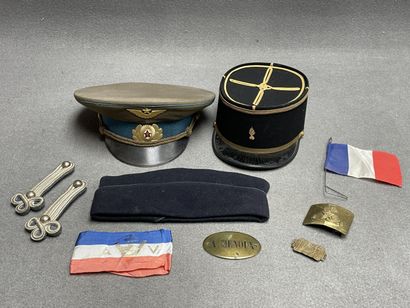Lot militaire: 
Képis, calot, épaulettes...