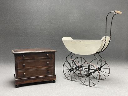 Commode et landau de poupées. 
32 x 39 x...