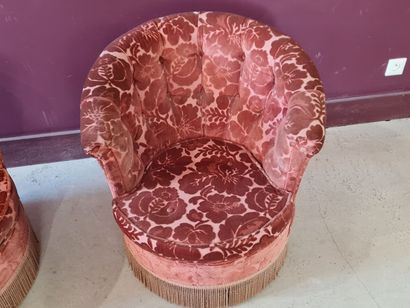 Paire de fauteuils crapauds en velours frappé...