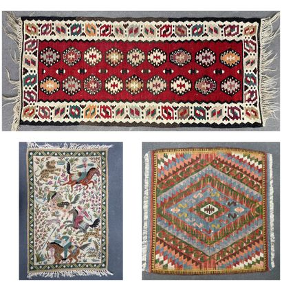Trois petits tapis. 
88 x 58 cm, 59 x 56...