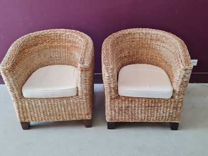 Deux fauteuils tonneaux en cordes tressées...