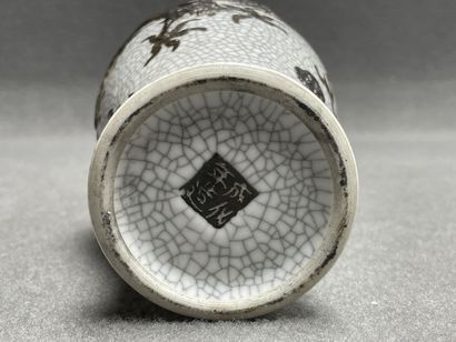 Trois vases et coupelle en porcelaine de...