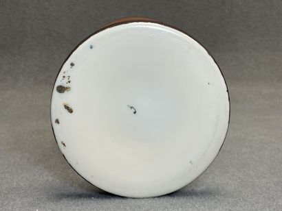 Vase sur piédouche en opaline à décor de...