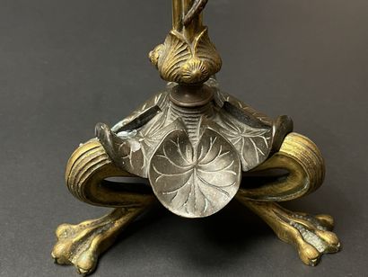 Paire de bougeoirs en bronze à décor de feuilles...