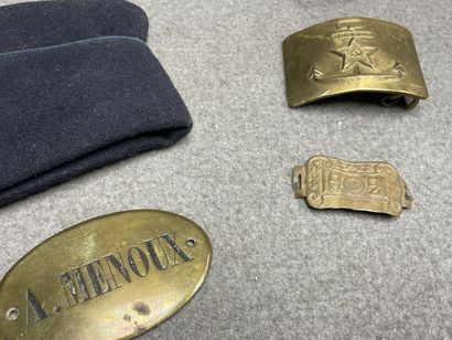 Lot militaire: 
Képis, calot, épaulettes...