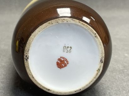 AUTRICHE vase en porcelaine à décor de femme...