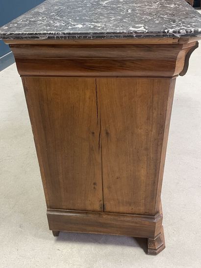 Commode à doucine en placage de noyer, ouvrant...