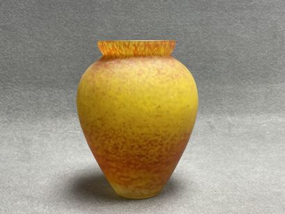 Vase en verre marbré. 
H. :23 cm.