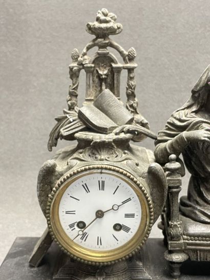 Pendule de cheminée régule et marbre noir....