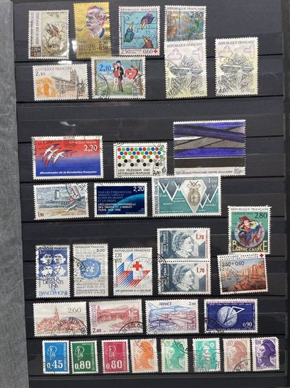 Cinq albums de timbres Français.