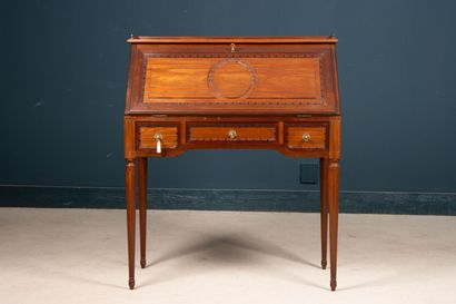 Bureau de pente en merisier et acajou.
Style...