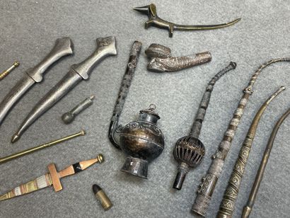 Lot de pipes à opium et divers. 
L. : de...