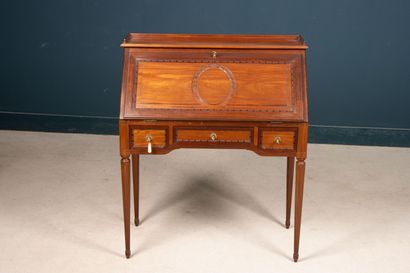 Bureau de pente en merisier et acajou.
Style...