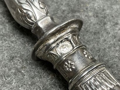 Trois couverts à mignardises en argent fourré...
