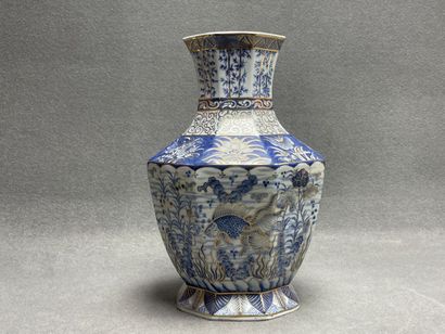 Grand vase decoratif en porcelaine à pans...