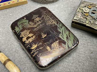Lot de bibelots:
Etui,boite, boucle de ceinture,...
