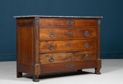 Commode en noyer, pieds griffe, ouvrant à...