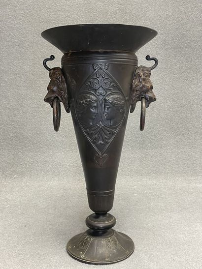 Vase cornet en régue patiné, style néoclassique.
H:...