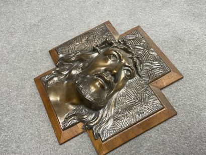 Crucifix en bronze sur croix en bois. 
25...