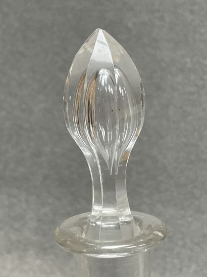 Carafe et quatre verres ciselés. 
H. :34...