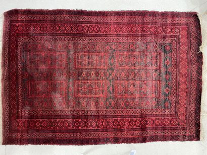 Tapis turc en laine, point noué.
185 x 130...