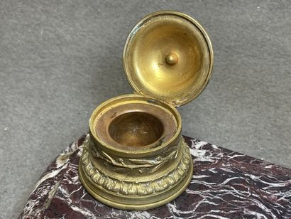 Encrier en marbre et bronze surmonté d'un...