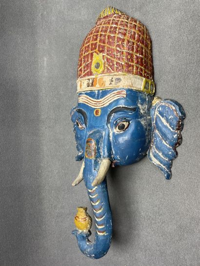 Grand masque en bois sculpté de Ganesh. 
83...