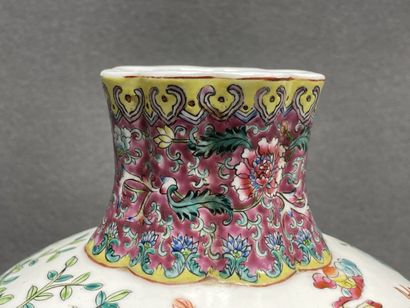Vase en porcelaine de Chine sur socle bois....