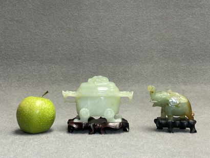 Deux sculptures en jadeite. 
H. :8,5 cm et...