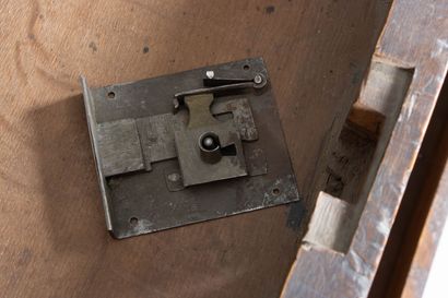 Commode en noyer, pieds griffe, ouvrant à...