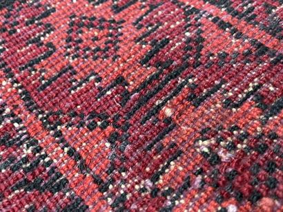 Tapis turc en laine, point noué.
185 x 130...