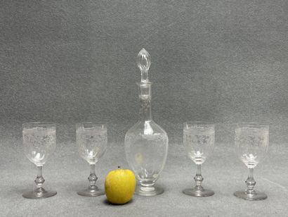 Carafe et quatre verres ciselés. 
H. :34...