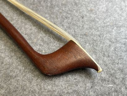 Archet de violon. 
Estampille: Tourte. L
L:...