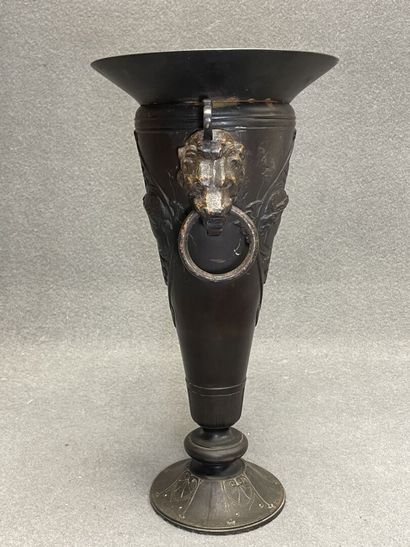 Vase cornet en régue patiné, style néoclassique.
H:...