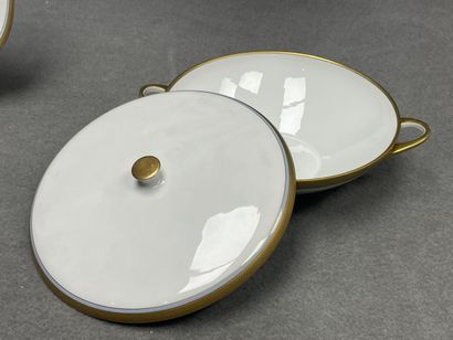Soupière et plat rectangulaire en porcelaine...