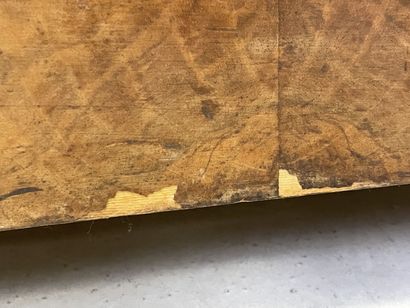 Commode à doucine en placage de noyer, ouvrant...
