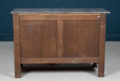 Commode en noyer, pieds griffe, ouvrant à...