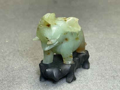 Deux sculptures en jadeite. 
H. :8,5 cm et...