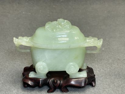 Deux sculptures en jadeite. 
H. :8,5 cm et...