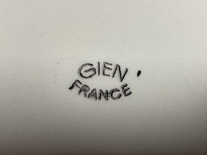 GIEN. 
Douze assiettes 