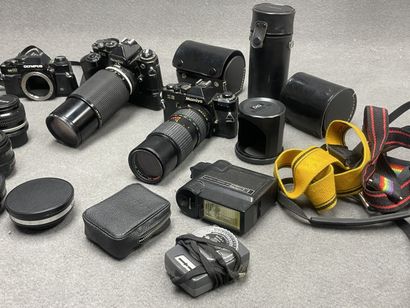 Lot d'appareils photo argentique, huit objectifs...