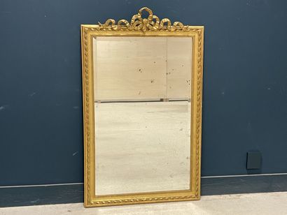 Miroir cadre en bois et stuc doré style Louis...