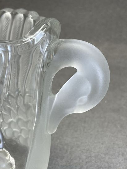 Vase en verre moulé.
H: 15 cm