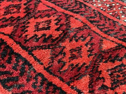 Tapis turc en laine, point noué.
185 x 130...